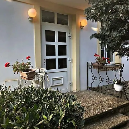 Relax With Swimming Pool Close To Centre Apartment *