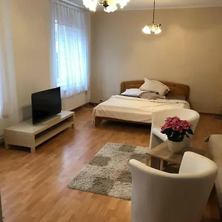 Relax With Swimming Pool Close To Centre Apartment *
